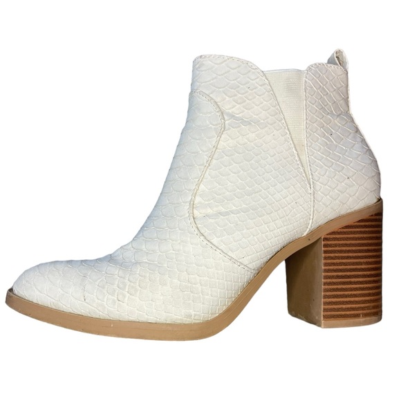 Altar'd State Brynn Ankle Bootie Off White Snake Skin Pointed Toe Women's Sz 9 - Picture 8 of 16